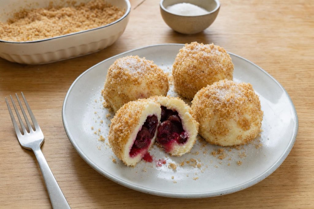 Quark dumplings with sour cherries and breadcrumbs