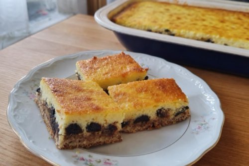 Tvarohový koláč so sušenými slivkami v likéri a orechmi