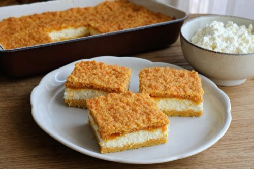 Tvarohový zákusok na krehkom ceste s mrkvou a džemom
