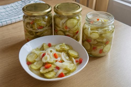 Uhorkové kolieska na zimu s cibuľou a paprikou