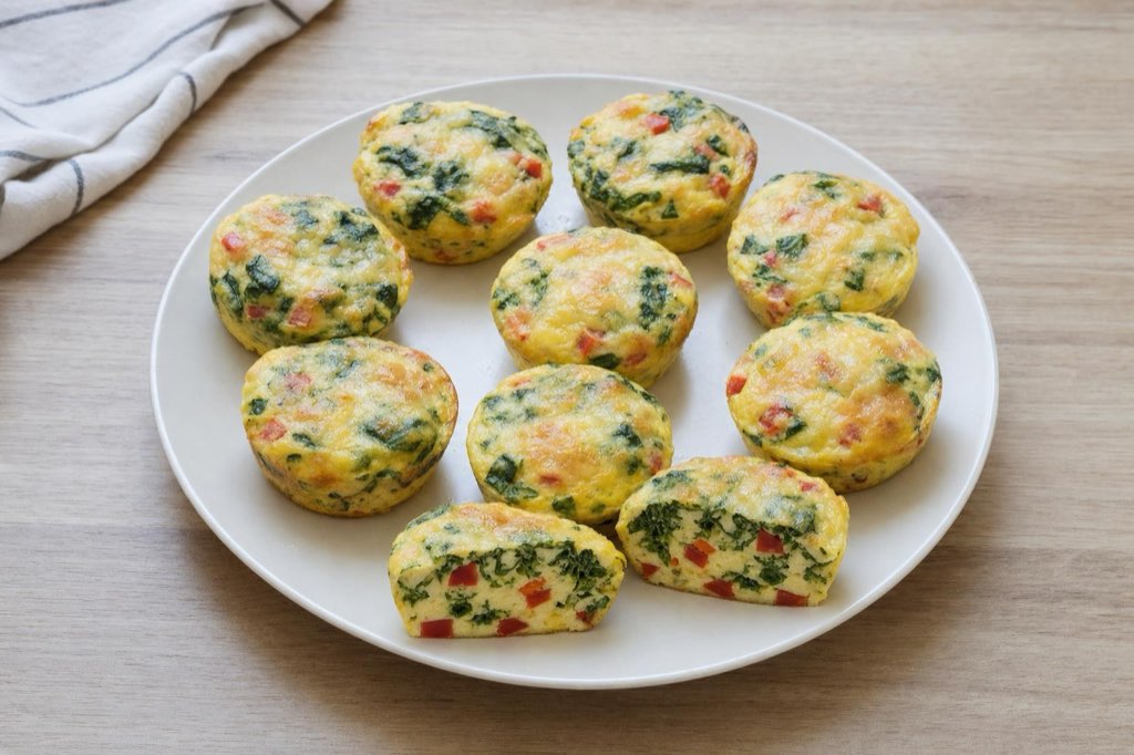 Vajíčkové muffiny bez múky: 8 vajec so špenátom a syrom upečiete v 12 formičkách