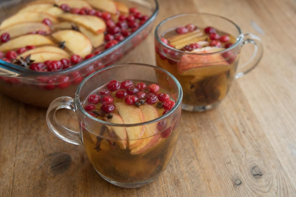 Mulled white wine with cranberries and apple