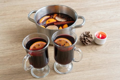 Mulled red wine with cinnamon, cloves and orange