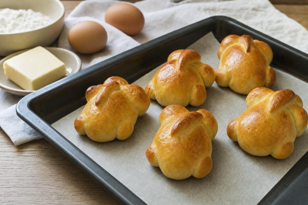 Easter bunny yeast rolls with nutmeg