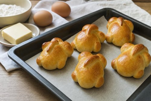 Easter bunny yeast rolls with nutmeg