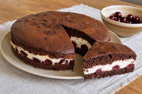 Višňová torta s tvarohovou plnkou a horkou čokoládou