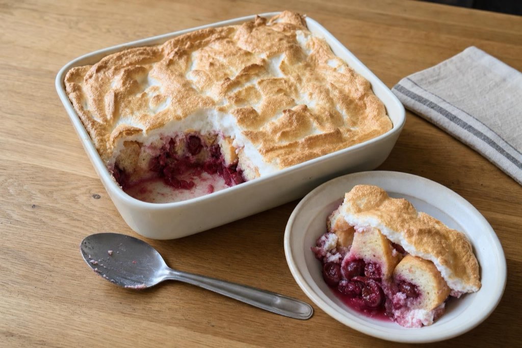 Višňová žemľovka: sour cherry bread pudding