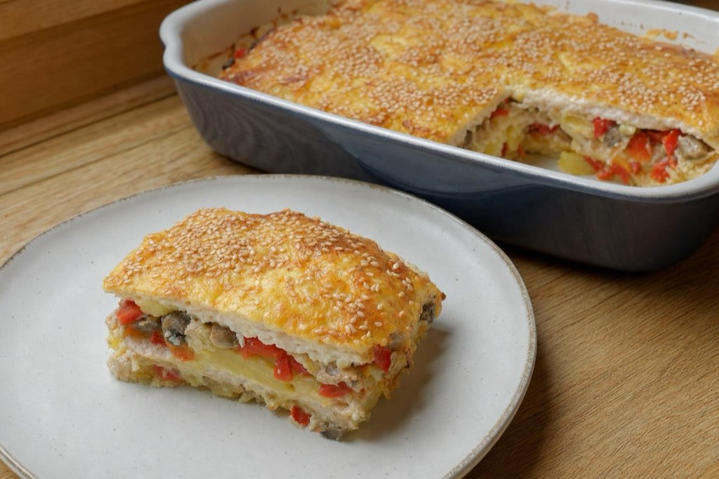 Vrstvená kuracia torta so zemiakmi a šampiňónmi