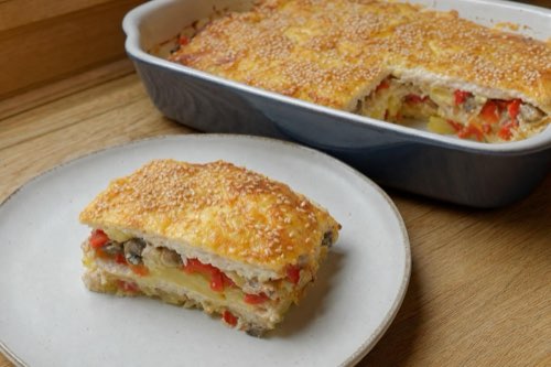 Vrstvená kuracia torta so zemiakmi a šampiňónmi