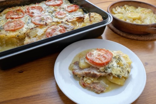 Vrstvené bravčové mäso so zemiakmi a smotanou v pekáči