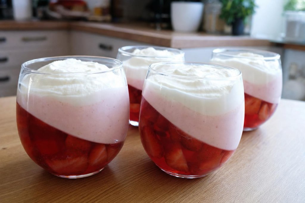 Fruchtdessert mit Gelee und Joghurtcreme