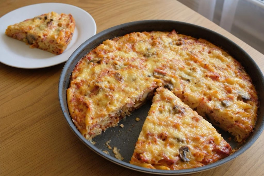 Zapečené cestoviny ako pizza so šunkou a šampiňónmi