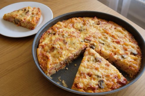 Zapečené cestoviny ako pizza so šunkou a šampiňónmi