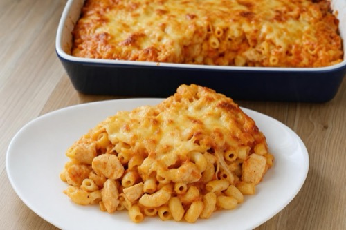 Zapečené makaróny s kuracím mäsom a paradajkovou omáčkou