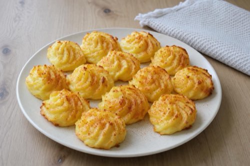 Baked mashed potato roses with cream cheese