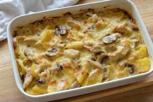 Creamy chicken, potato and mushroom bake