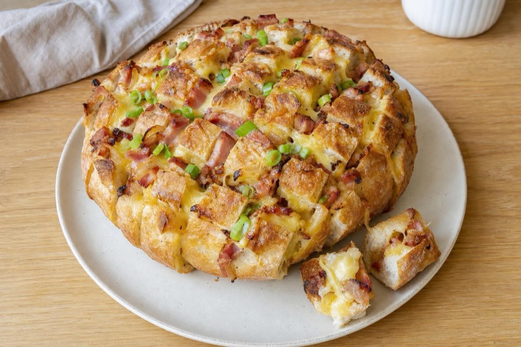 Cheesy pull-apart bread with bacon and garlic