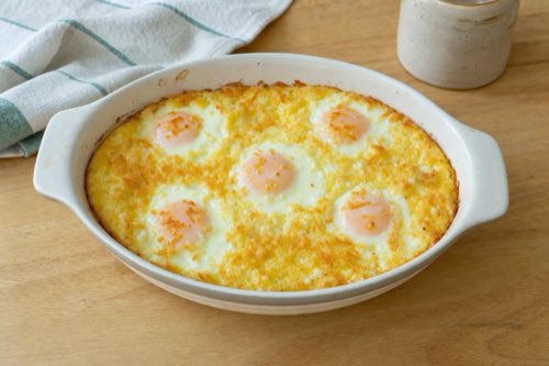 Zapékaná polenta s fetou, sýrem a vejcem