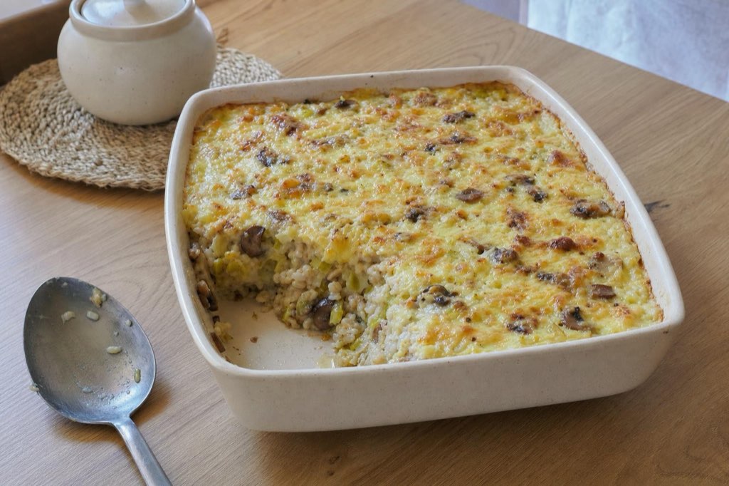 Baked pearl barley with leeks, mushrooms and cheese
