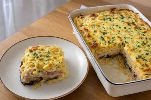 Zapekané špagety s baklažánom, šunkou a smotanou