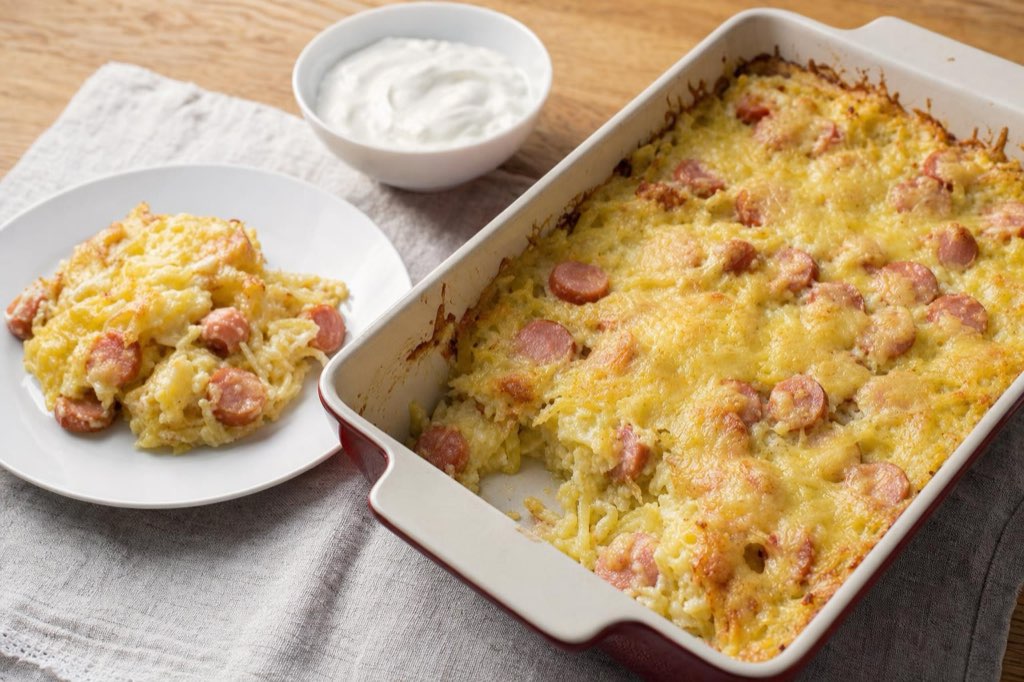 Zapekané strúhané zemiaky s párkami a syrom