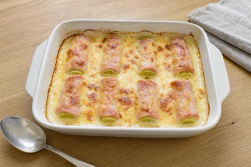 Baked leeks with ham and cheese sauce