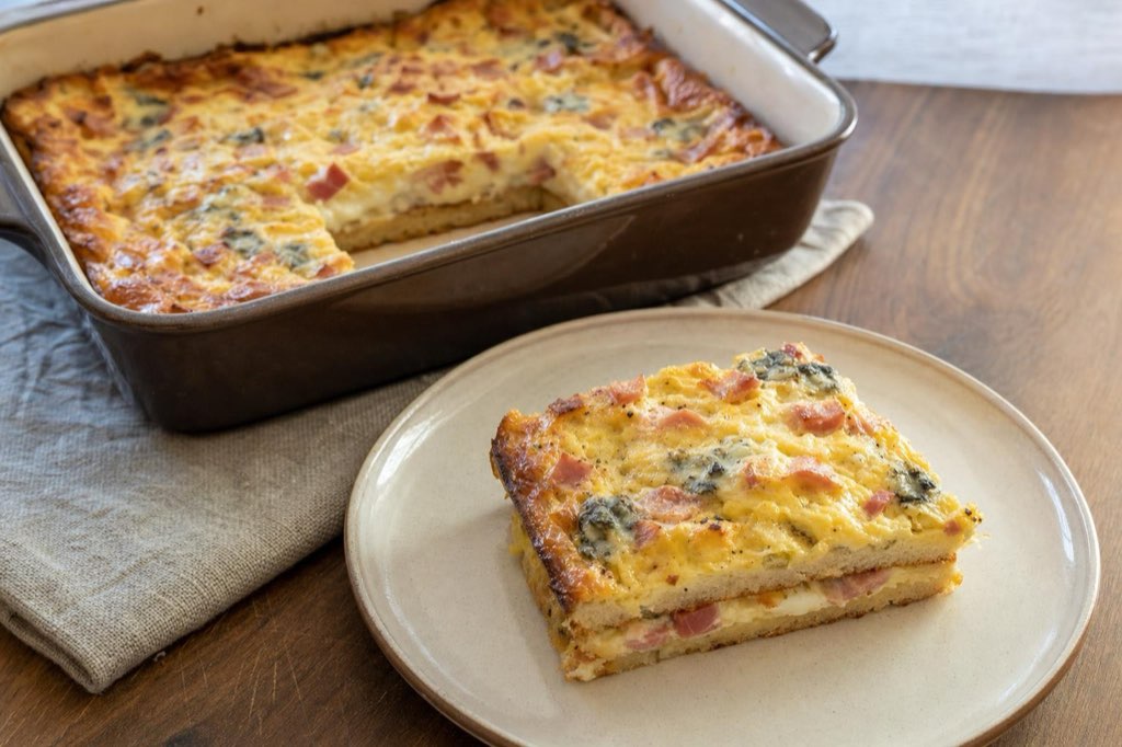 Zapekaný toastový chlieb s vajcami, šunkou a nivou