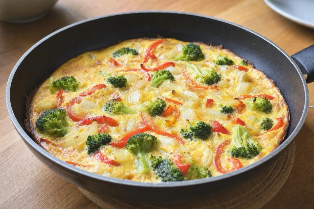 Zeleninová frittata s brokolicou, cesnakom a citrónom