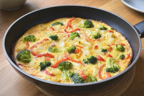 Zeleninová frittata s brokolicou, cesnakom a citrónom