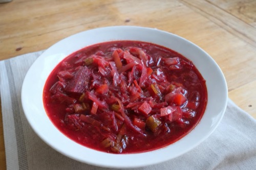 Zeleninový boršč s cviklou, kapustou a zelerom