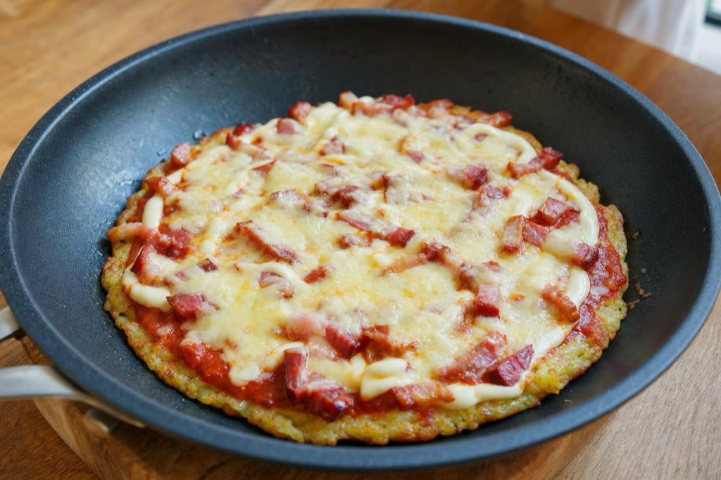 Zemiaková pizza na panvici s údeným mäsom a syrom