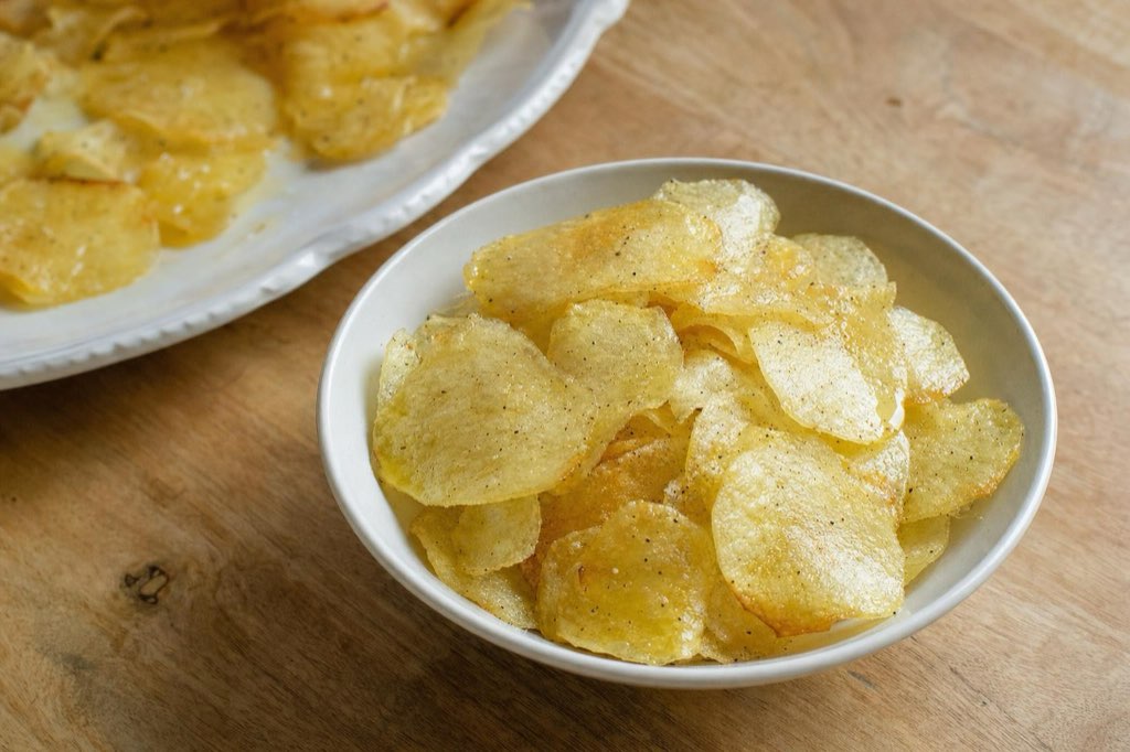 Kartoffelchips aus der Mikrowelle mit Olivenöl