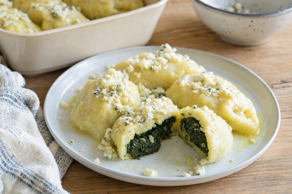 Spinach-stuffed potato dumplings with blue cheese
